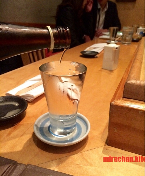 Rót rượu sake tràn ly sosogi-koboshi